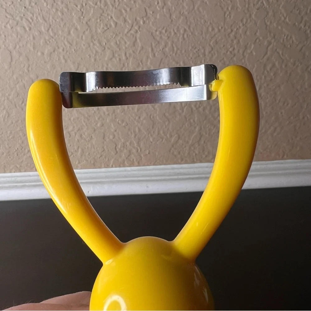 Vintage Boston Warehouse Bunny Rabbit vegetable Peeler, Sunny Yellow Lime Green